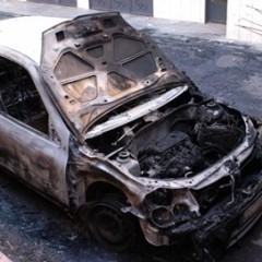 ADRANO. AUTO IN FIAMME. DUE ARRESTI