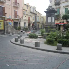 ADRANO. LA SERA VIA SANTA CHIARA ISOLA PEDONALE