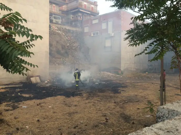 macchina in fiamme