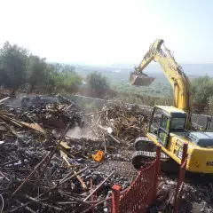 SCENARIO DESOLANTE A BIANCAVILLA. DEMOLIZIONE COMPLETATA