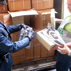 SEQUESTRO DELLA GDF A CATANIA. DALLA CINA 2 MILA SCARPE CONTRAFFATTE