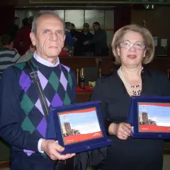 ADRANO. RICONOSCIMENTI A  2 DIPENDENTI COMUNALI IN PENSIONE