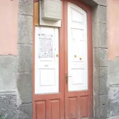 ADRANO. DANNEGGIATA LA PORTA D’INGRESSO DE “LA LOCOMOTIVA”
