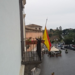 LA PROTESTA DEI SINDACI. BANDIERE A MEZZ’ASTA CONTRO I TAGLI AI COMUNI