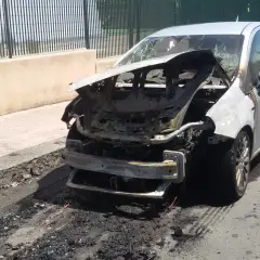 ADRANO. AUTO IN FIAMME IN VIA SAN LEO