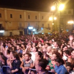 ADRANO. PIAZZA UMBERTO IN DELIRIO PER GIANNI CELESTE