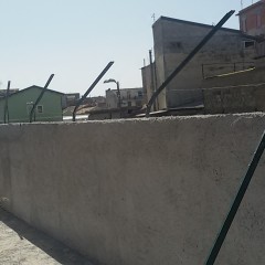 ATTO VANDALICO AD ADRANO. DIVELTI 39 PALETTI IN FERRO DA MURO IN RISTRUTTURAZIONE