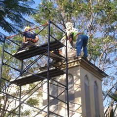 I volontari della protezione civile di Adrano ripuliscono la statua di S. Nicolò Politi