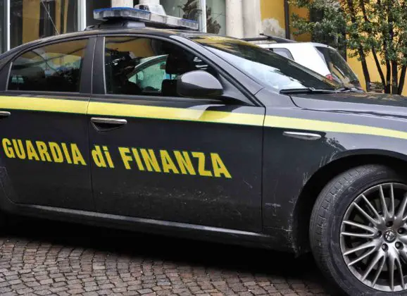 Catania. Arrestato finanziere. Avrebbe prospettato anche ad operatori commerciali di Adrano e Acireale la possibilità di evitare controlli fiscali