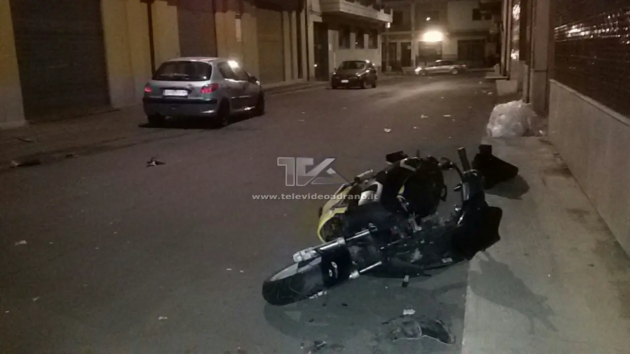 ADRANO. IMPATTO AUTO-SCOOTER IN VIA TRIESTE. FERITO UN RAGAZZO