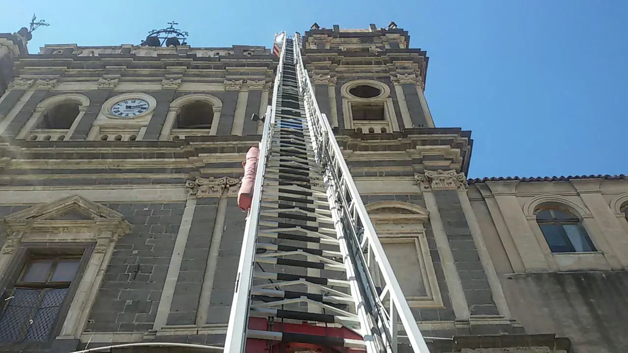 Adrano. Chiesa di santa Lucia in sicurezza. I pompieri hanno rimosso la