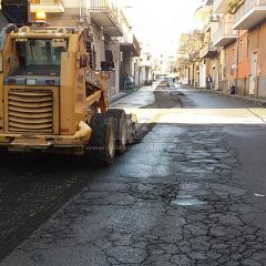 ADRANO. AL VIA LAVORI MANUTENZIONE STRADE