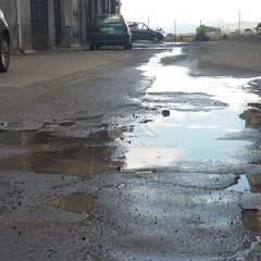 ADRANO. SPRECO E DISAGI IN VIA ENNA. L’ACQUA  ZAMPILLA AL CENTRO DELLA STRADA