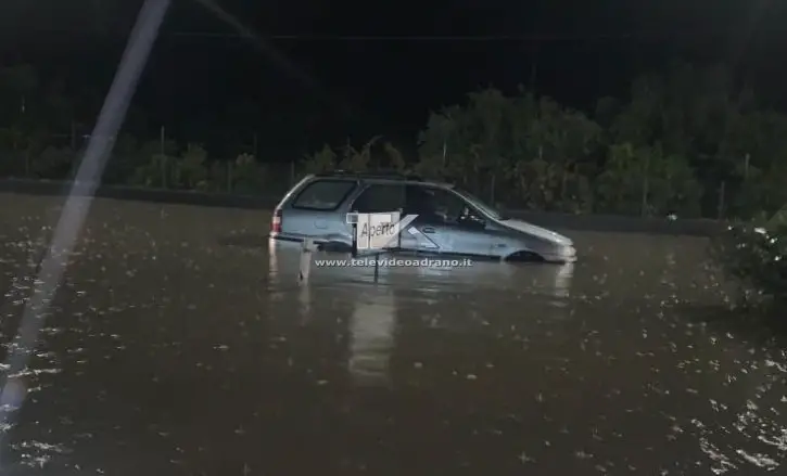 AUTOMOBILISTI IN PANNE AD ADRANO E BIANCAVILLA SOCCORSI DAI POMPIERI - Tele Video Adrano