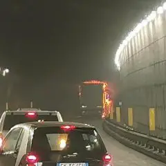 CATANIA. CAMION IN  FIAMME IN GALLERIA SULLA TANGENZIALE