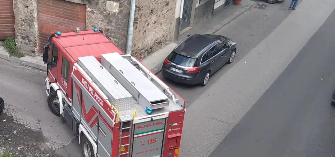 ADRANO. ANZIANI CONIUGI SOCCORSI DAI POMPIERI DOPO UNA CADUTA IN CASA ...