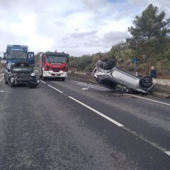 ADRANO. AUTO IMPATTA VEICOLO FERMO SULLA 284. UNA FERITA NON GRAVE