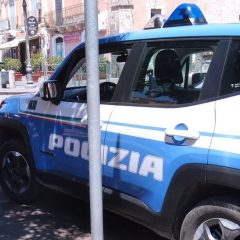 Adrano. Notte violenta di un ubriaco in pieno centro. Bloccato e denunciato dalla polizia