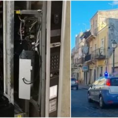 Adrano. 4 persone arrestate dopo avere scardinato la macchinetta delle bevande al plesso Mazzini