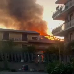 Incendio a Motta Sant’Anastasia in via Valdolive