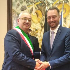 Maxime Prévot ministro degli Esteri e vicepremier del Belgio. Le congratulazioni del sindaco di Adrano Mancuso