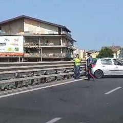 Belpasso. Incidente autonomo sulla Statale 121. Autovettura urta guardrail.