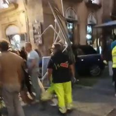 Caltagirone, auto travolge tavolini all’aperto di un bar: ferite sette persone