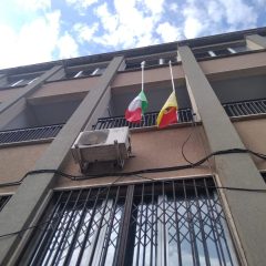Adrano. Bandiera a mezz’asta in municipio contro il femminicidio. Il sindaco Mancuso. “Piaga sociale”