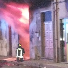 Adrano. Incendio nella notte in un garage. In fiamme camion adibito alla vendita del pesce