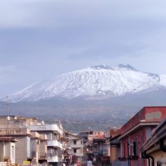 Conclusa l’attività eruttiva. L’Etna torna maestosa e imbiancata con in cima i segni della colata