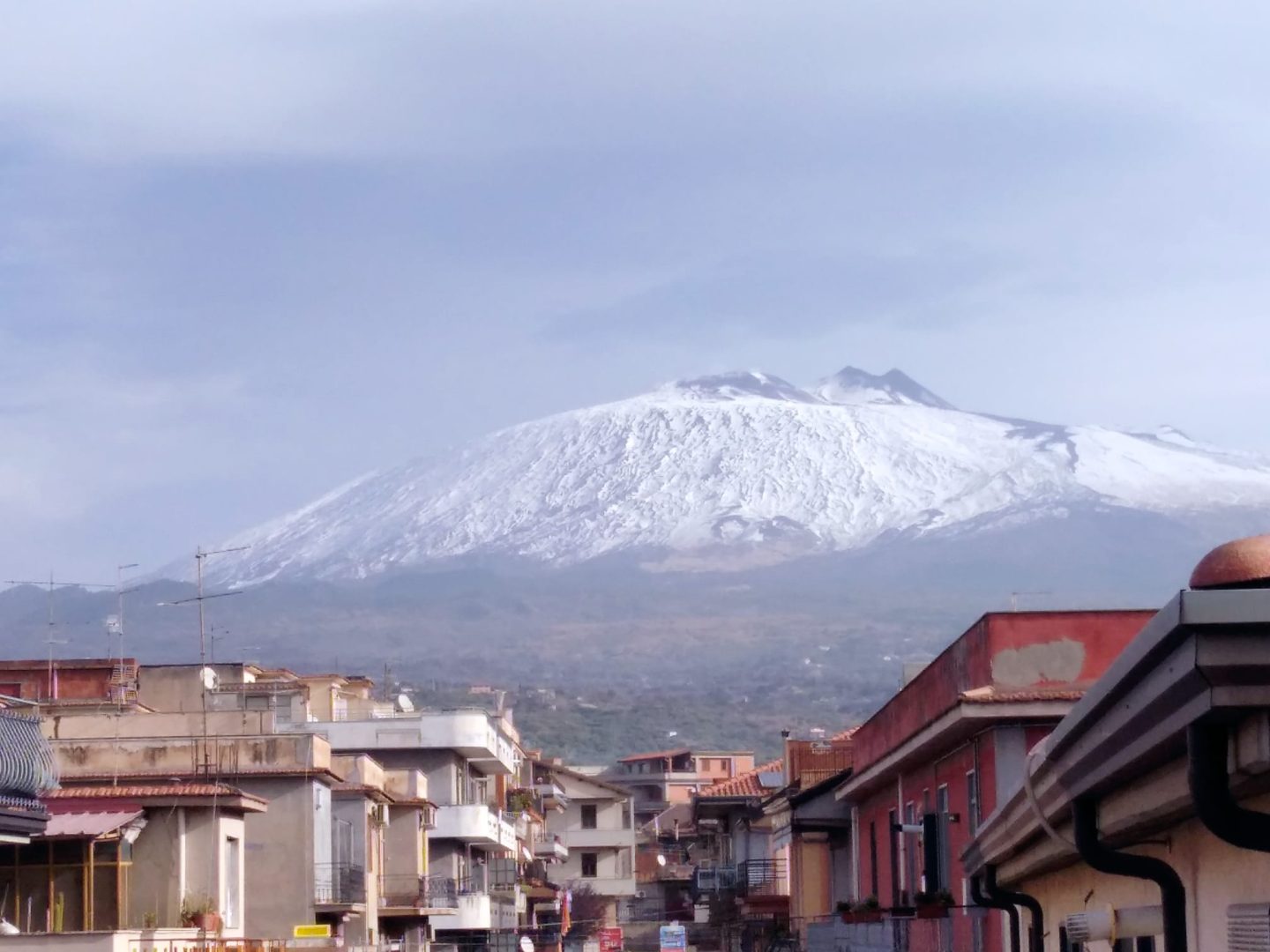 Conclusa l'attività eruttiva. L'Etna torna maestosa e imbiancata con in