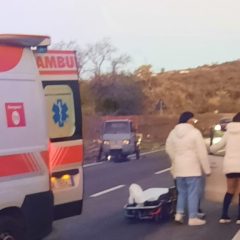 Incidente sulla SS284: impatto tra auto e motoape