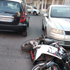 Adrano. Impatto auto-moto in via Carmelo Salanitro. Ferito 16enne