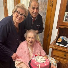 Adrano. Auguri a Giovanna Caruso per i suoi 102 anni. Per lei una torta e l’abbraccio di nipoti e pronipoti