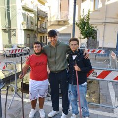 Adrano. I ragazzi di “Unione Giovanile” hanno ripulito piazza Cillari
