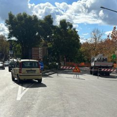Adrano. Lavori regimazione delle acque a Sant’Agostino. Da oggi doppio senso di circolazione lungo la strada che costeggia l’ex ospedale