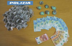 SCOPERTO DALLA POLIZIA DI STATO UN GARAGE TRASFORMATO IN LABORATORIO PER IL CONFEZIONAMENTO DELLA DROGA, ARRESTATO 22ENNE DI ADRANO