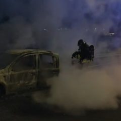 Belpasso. Auto in fiamme vicino il campo sportivo. Rogo domato dai pompieri di Adrano