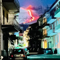 La colata lavica di notte vista dalla zona Cappuccini di Adrano