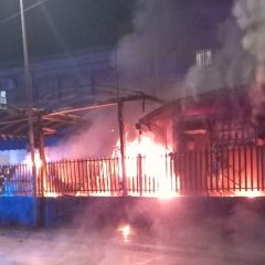 Adrano. Pauroso incendio in via Noce. In fiamme almeno 5 veicoli di un autosalone
