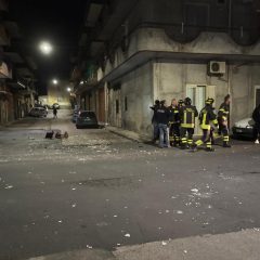 Adrano, semina il panico lanciando oggetti dal balcone di casa: uomo si consegna alla polizia dopo 10 ore