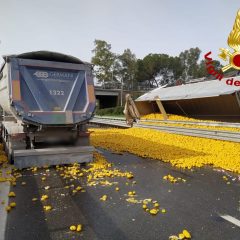 Acireale. Camion carico di limoni si ribalta sull’autostrada A18
