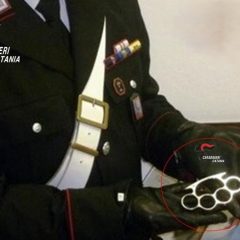 Biancavilla. In piazza con il tirapugni: denunciato un 18enne