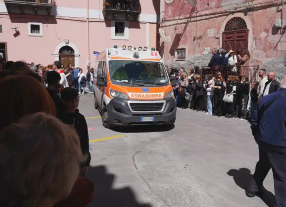 Adrano. Donna colta da malore cade e sbatte la testa. Apprensione a conclusione della processione. Ferita 50enne