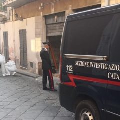 Misterbianco. La donna 40enne che ha lanciato la figlia dal balcone fermata e presa in custodia dai carabinieri