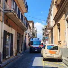 Tragedia a Misterbianco, madre lancia la figlia dal balcone: la piccola è morta