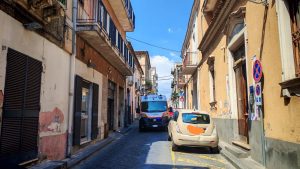madre lancia figlia dal balcone