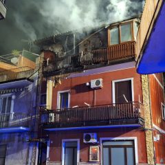Paternò. Notte di paura per un incendio in una palazzina di via Mondello