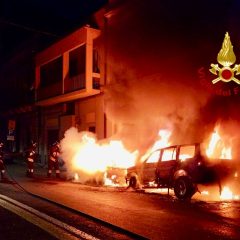 Catania, auto incendiate: intervento dei pompieri