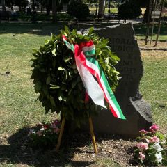 Adrano. Fiori sulla stele alla villa per ricordare Paolo Borsellino e la scorta a 33 anni dalla strage di via D’Amelio